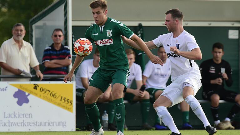 Lukas Dinkel (links), hier im Spiel mit dem TSV Großbardorf gegen Karlburg (rechts mit Maurice Kübert), trägt künftig wieder das Trikot der FT Schweinfurt.