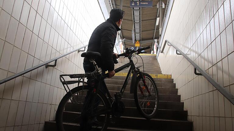 Barrierefrei ist der Karlstadter Bahnhof nicht – und wird's auch nicht in absehbarer Zeit. Barrierefrei ist der Karlstadter Bahnhof nicht – und wird's auch nicht in absehbarer Zeit.