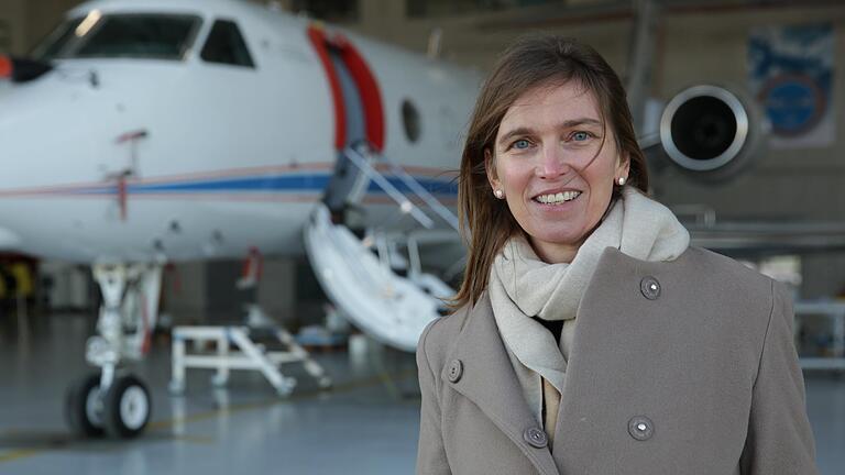 Veronika Eyring mit dem&nbsp;Forschungsflugzeug HALO. Die Klimaforscherin des&nbsp;&nbsp;DLR-Institut für Physik der Atmosphäre in Oberpfaffenhofen stammt aus Bad Neustadt.