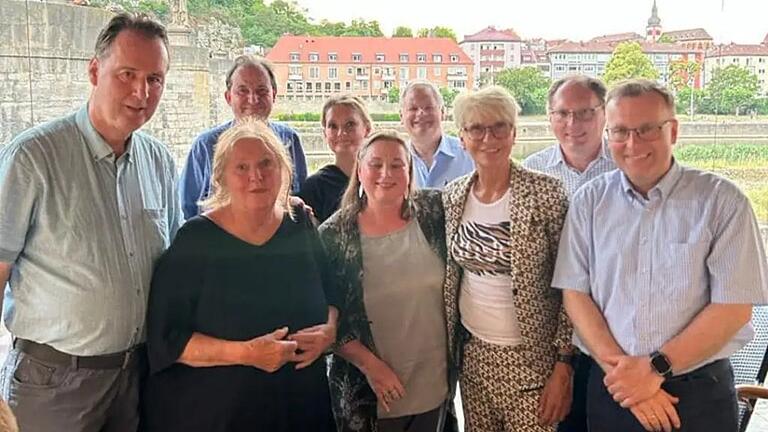 Georg Blättner (vorne von links), Christine Buchberger, Ulrike Langhans, Dr. Andrea Behr, Landtagskandidatin,  Dr. Dr. Thomas Richter,  GPA Vorsitzender. Berthold Schmitt, Ortsvorsitzender CSA (hinten von links), Sonja Buchberger, Stadträtin, Ralph Knüttel, stellvertretender Bezirksvorsitzender GPA, Karlheinz Bohn, Pressearbeit CSU.