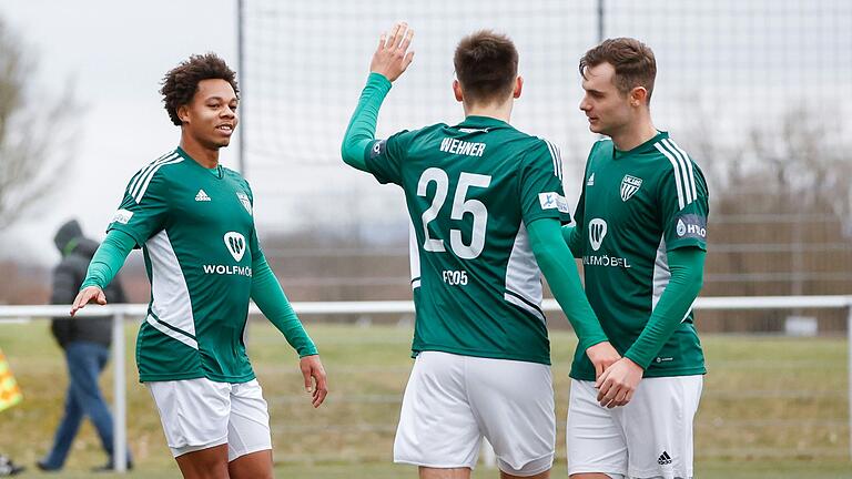 Wie wird sich der 1. FC Schweinfurt 1905 heute im letzten Testspiel schlagen? Im Bild: Jubel nach einem Tor von Dominik N'gatie (Schweinfurt), Elias Wehner (Schweinfurt) und Fabio Bozesan (Schweinfurt).