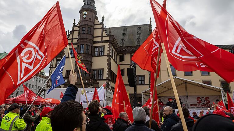 Mehr als 5000 Menschen kamen am 18. April zu einer Kundgebung der IG Metall auf dem Marktplatz und drückten ihre Sorge darüber aus, dass in Schweinfurt in den nächsten Jahren mehrere hundert industrielle Arbeitsplätze verloren gehen könnten.