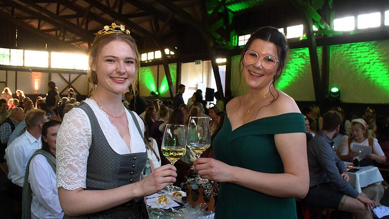 Johanna Scheidler (links) trägt nun die Krone der Casteller Weinprinzessin. Zusammen mit ihrer Vorgängerin&nbsp;Alina Brügel stößt sie auf eine schöne Amtszeit an.