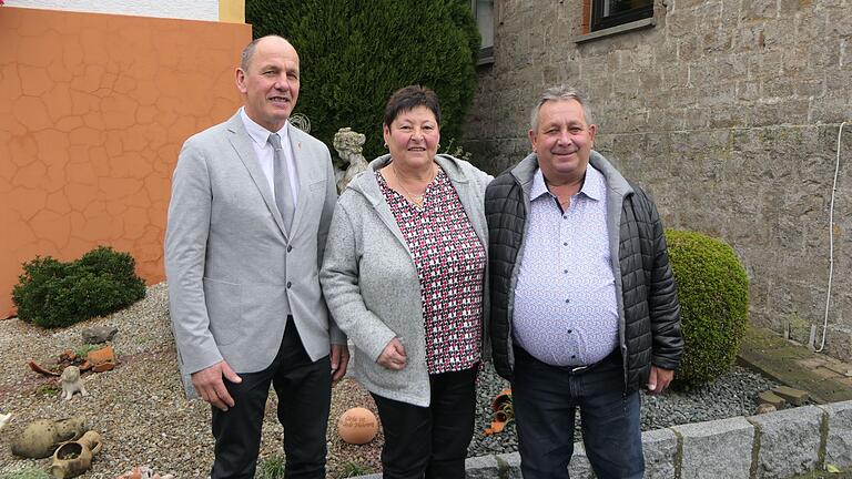 Birgit und Hans-Dieter Heinisch aus Sailershausen sind seit 50 Jahren glücklich verheiratet. Dritter Bürgermeister Berthold Albert (links) gratulierte dem Ehepaar zur Goldenen Hochzeit.