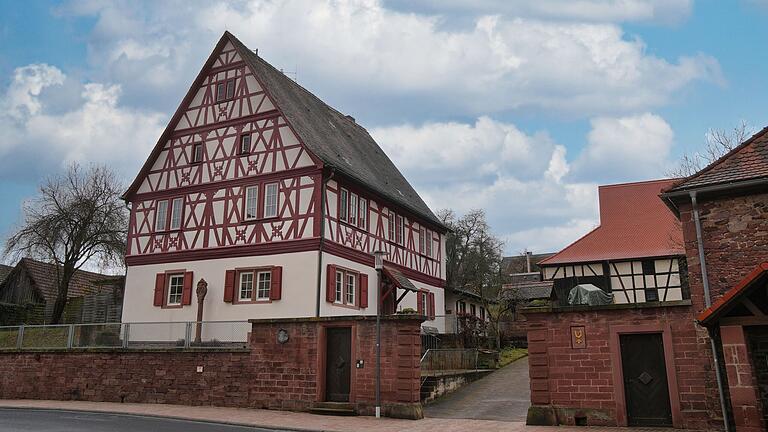 Über 400 Jahre alt ist das historische Esselbacher Pfarrhaus. Kurz vor Ausbruch des Dreißigjährigen Krieges war es im Jahr 1617 errichtet worden. Heute steht das Pfarrhaus mit der Pfarrscheune unter Denkmalschutz. 2004 wurde das im Hof gegenüberliegende Pfarrheim renoviert, 2021 die Pfarrscheune. In diesem Jahr erfolgten Reparaturen am Fachwerk.