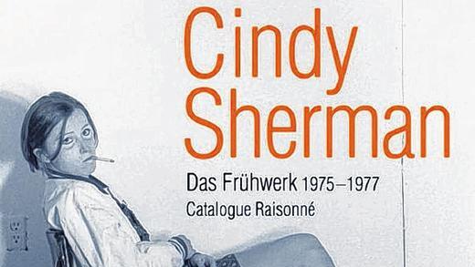 Verwandlung als künstlerisches Konzept       -  Cindy Sherman: Das Frühwerk 1975-1977 (Hatje Cantz, 376 Seiten, 288 Abb., davon 48 farbig, 240 in Duplex, 23,3 x 28,7 cm, 49,80 Euro).Seit mehr als 30 Jahren visualisiert Cindy Sherman, geboren 1954 in Glen Ridge, New Jersey, eine Vielfalt von Rollenbildern und weiblichen Identitäten. Schon als Jugendliche liebte sie es, sich zu verkleiden. Entgegen der allgemeinen Ansicht bilden nicht die berühmten Untitled Film Stills (1978&ndash;1980) ihr Frühwerk, sondern jene Fotografien, die sie als Studentin in Buffalo von 1975 bis 1977 schuf. In diesen Jahren erhob sie ihr Spiel der Verwandlung zu ihrem künstlerischen Konzept und entwickelte zahlreiche bis dato unbekannte Fotografien, die auffallend viele Elemente des Theaters in sich vereinigen. Mittels wechselndem Make-up, Perücken, Mimik, Gesten, Blicken und Kleidung veranschaulicht Sherman in unterschiedlichen Rollen eine Vielzahl sozialer Identitäten. Gabriele Schor, Leiterin der &bdquo;Sammlung Verbund&ldquo;, hat Shermans konzeptuellen Anfänge wissenschaftlich aufgearbeitet und gibt nun den Catalogue Raisonné &ndash; das Werkverzeichnis &ndash; ihres Frühwerkes heraus. Fotos von Sherman erreichten bei Auktionen schon Preise in Millionenhöhe.