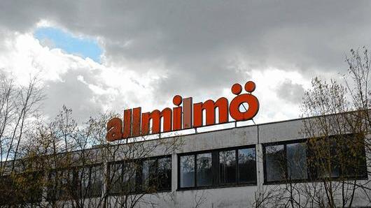 Dunkle Wolken über dem Zeiler Möbelwerk. Die Mitarbeiter bei &bdquo;allmilmö&ldquo; bangen um ihre Arbeitsplätze, da das Unternehmen Insolvenzantrag beim Amtsgericht Bamberg gestellt hat. Die Belegschaft wurde inzwischen von der Geschäftsführung über die Entwicklung informiert. Die Unternehmensleitung sieht gute Chancen, dass es in Zeil weitergeht und die Jobs erhalten werden können.