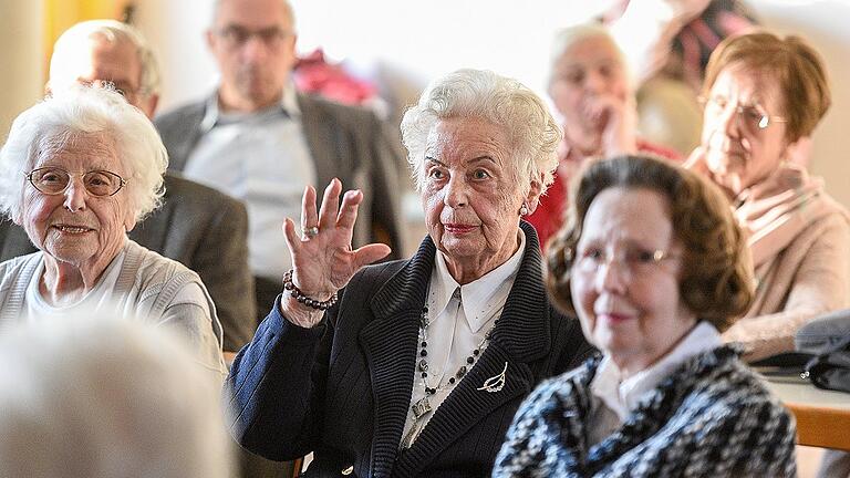 Anregend: Der Würzburg-Film bringt Senioren auf der Sieboldshöhe ins Gespräch.