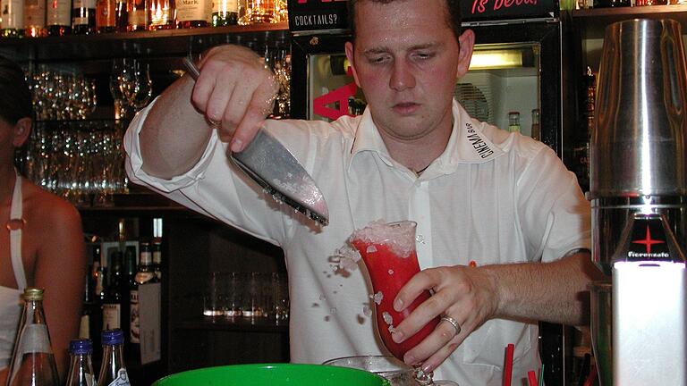 Dieses Bild stammt aus dem Jahr 2003. Oliver Zügel als Barkeeper hinter der Theke, der gerade von ihm übernommenen Cinema-Bar.