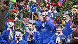 Rhöner Maskenfastnacht       -  Zahlreiche Menschen verfolgen am Sonntag (05.02.23) in Oberelsbach die sogenannte Rhöner Maskenfastnacht. Bei der Maskenfastnacht ziehen die Narren mit handgeschnitzten Masken durch die Straßen des kleinen Ortes im Landkreis Rhön-Grabfeld.