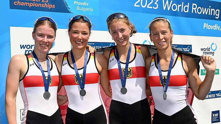 Die strahlenden WM-Silbermedaillengewinnerinnen aus Deutschland: (von links) Anna Händle (Würzburger RV Bayern), Romy Dreher (Ulmer RC Donau), Rebekka Falkenberg (Stralsunder RC) und Anna Schiefer (Deutscher RC Hannover).