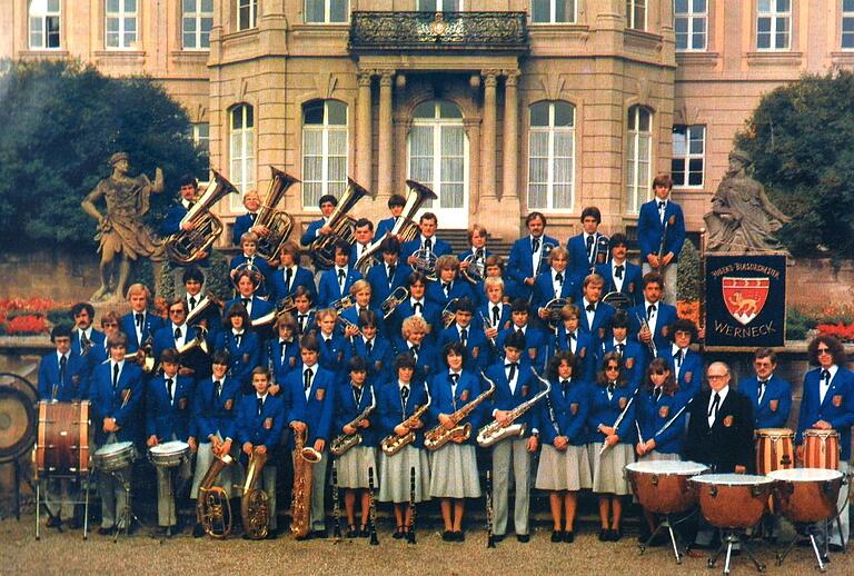 Vor der Schlosskulisse präsentierte sich 1979 das damalige Jugendblasorchester Werneck.