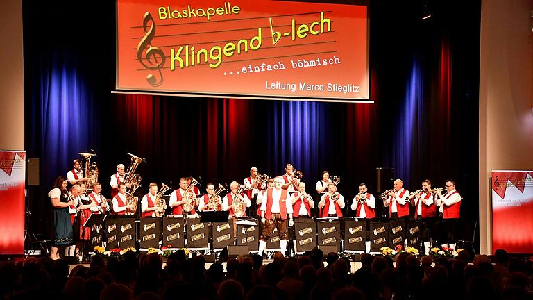 'Klingend b-lech', das Blasmusik-Ensemble mit Musikern rund um den Kreuzberg, feierte zum Saisonauftakt seinen Geburtstag der 'Volljährigkeit' in der ausverkauften Stadthalle. 'Klingend b-lech', das Blasmusik-Ensemble mit Musikern rund um den Kreuzberg, feierte zum Saisonauftakt seinen Geburtstag der 'Volljährigkeit' in der ausverkauften Stadthalle.