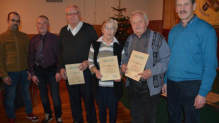 In der Hauptversammlung ehrte der Gesangverein Frohsinn Sachsenheim Hans Popp, Eleonore Sulm und Hubert Dittmeyer (alle mit Urkunde) für ihre Treue. Im Bild (von links) sind der neue Zweite Vorsitzende Andreas Pfister, Vorsitzender Martin Dittmeyer sowie Zweiter Bürgermeister Erich Fenn (ganz rechts) zu sehen. In der Hauptversammlung ehrte der Gesangverein Frohsinn Sachsenheim Hans Popp, Eleonore Sulm und Hubert Dittmeyer (alle mit Urkunde) für ihre Treue. Im Bild (von links) sind der neue Zweite Vorsitzende Andreas Pfister, Vorsitzender Martin Dittmeyer sowie Zweiter Bürgermeister Erich Fenn (ganz rechts) zu sehen.