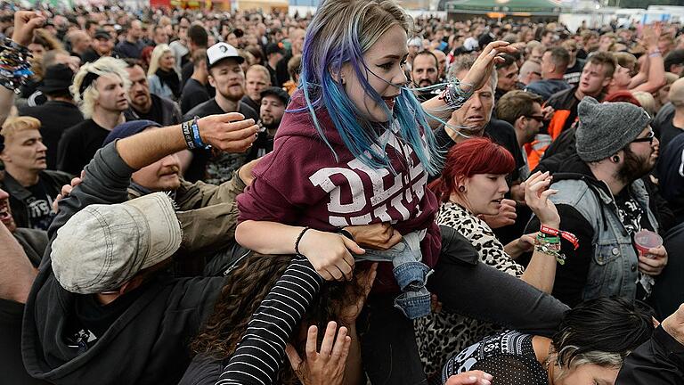 Mission Ready Festival       -  Die Premiere des &bdquo;Mission Ready&ldquo; hat sich als Erfolg erwiesen, nun geht das Punkrock-Festival in Runde zwei: Rund 5000 Besucher feierten 2017 auf dem Flugplatz in Giebelstadt; in diesem Jahr hat der Veranstalter die Tickets aufgrund der großen Nachfrage limitiert.