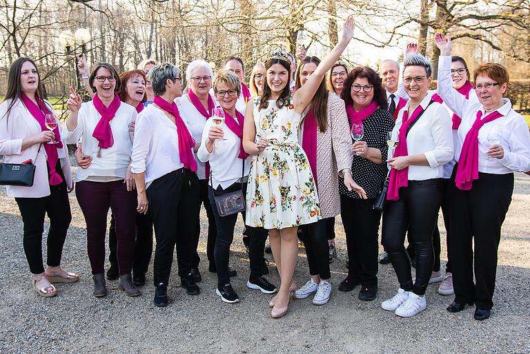 Magenta ist die Farbe der Weinkönigin-Fans. Die Greuther Landfrauen trugen entsprechende Schals zu Ehren von Carolin Meyer.