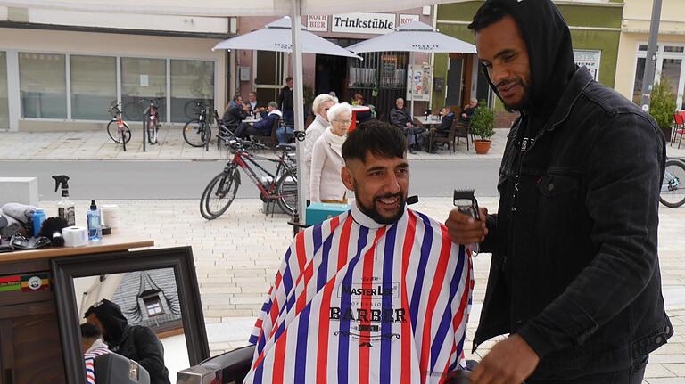 "Haare schön" beim Barber Shop unter freiem Himmel. "Haare schön" beim Barber Shop unter freiem Himmel.