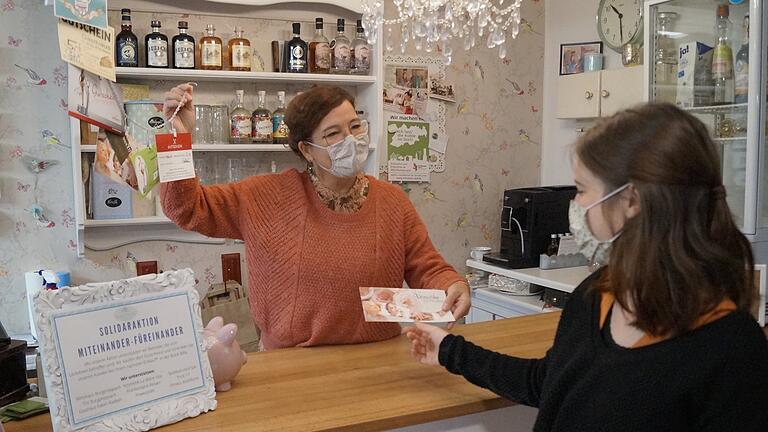 Zu einem Einkauf für mehr als 50 Euro bekommen Kunden der Butik Billa einen Gutschein von einem Partnerunternehmen. So will Berit Busch (links) mit ihrer Schneiderei Unternehmen unterstützen, die im November-Lockdown schließen mussten. Zu einem Einkauf für mehr als 50 Euro bekommen Kunden der Butik Billa einen Gutschein von einem Partnerunternehmen. So will Berit Busch (links) mit ihrer Schneiderei Unternehmen unterstützen, die im November-Lockdown schließen mussten.