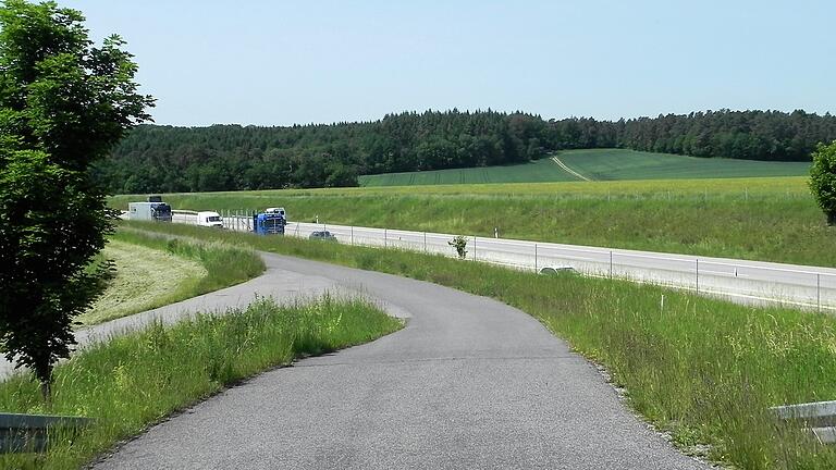 Das Foto zeigt die A 71 bei Strahlungen mit dem linksseitigen (östlichen) Autobahnbegleitweg, Richtung Schweinfurt. Dort soll die 45 Meter breite Trasse für die Erdkabel der SuedLink-Trasse verlaufen. Das Foto zeigt die A 71 bei Strahlungen mit dem linksseitigen (östlichen) Autobahnbegleitweg, Richtung Schweinfurt. Dort soll die 45 Meter breite Trasse für die Erdkabel der SuedLink-Trasse verlaufen.