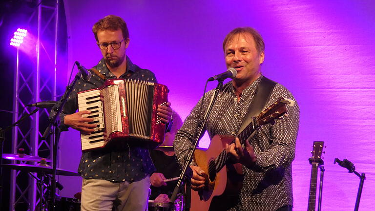 Guido Reuter und Michael Frank (rechts) sind mit ihrem Gesang die Stimmen der 'Simon &amp; Garfunkel Revival Band' aus Erfurt.