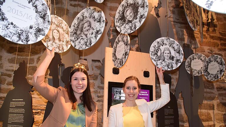 Carolin Meyer (links) und Klara Zehnder mit ihren Porträts in der Fotogalerie der Fränkischen Weinköniginnen. Carolin Meyer (links) und Klara Zehnder mit ihren Porträts in der Fotogalerie der Fränkischen Weinköniginnen.