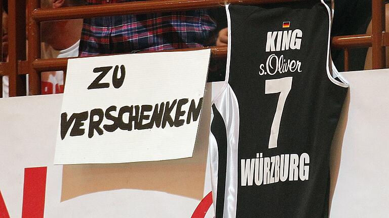Als Alex King im Oktober 2013 mit Alba Berlin in Würzburg gastierte, zeigten einige Würzburger Fans, was sie von seinem Wechsel nach Berlin hielten.
