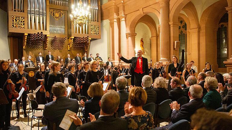 Das Akademische Orchester der Universität Würzburg begeisterte rund 350 Zuhörer in der Neubaukirche, viel Applaus gab es auch für die ausgezeichneten Wissenschaftlerinnen und Wissenschaftler.