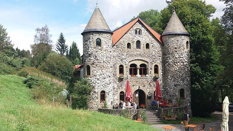 Der Holzberghof auf dem Bauersberg bei Bischofsheim ist keine klassische Hütte, aber trotzdem Ziel vieler Rhönwanderer. Der Holzberghof auf dem Bauersberg bei Bischofsheim ist keine klassische Hütte, aber trotzdem Ziel vieler Rhönwanderer.