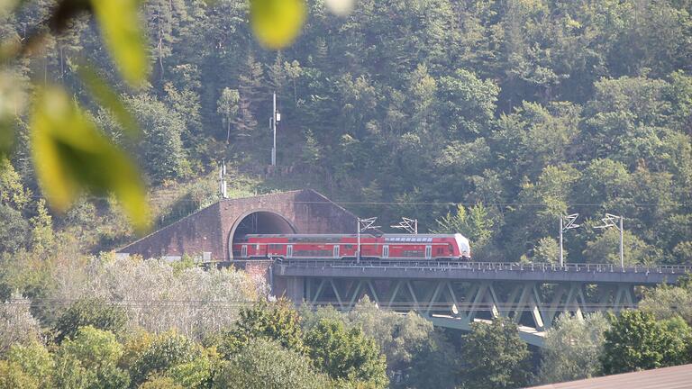 Regionalexpress von Würzburg fährt auf der Nantenbacher Kurve der ICE-Strecke nach Lohr. Regionalexpress von Würzburg fährt auf der Nantenbacher Kurve der ICE-Strecke nach Lohr.