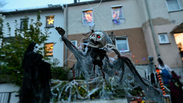 Steffi Graf und Nick Manik gestalten ihr Haus in Würzburg für Halloween. Sohn Tayler Manik und Nichte Nia Graf helfen beim Aufbau des Gruselensembles. Steffi Graf und Nick Manik gestalten ihr Haus in Würzburg für Halloween. Sohn Tayler Manik und Nichte Nia Graf helfen beim Aufbau des Gruselensembles.