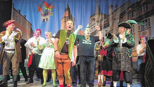 Das große Finale: Auf der Bühne in Kitzingen feiern ausgelassen neben Michl Müller (im Vordergrund) die Schlappmäuler Claudia Roth (links/2014) und Waldemar Hartmann (rechts/2015), eingerahmt von Elferrat und Mitwirkenden. Das große Finale: Auf der Bühne in Kitzingen feiern ausgelassen neben Michl Müller (im Vordergrund) die Schlappmäuler Claudia Roth (links/2014) und Waldemar Hartmann (rechts/2015), eingerahmt von Elferrat und Mitwirkenden.