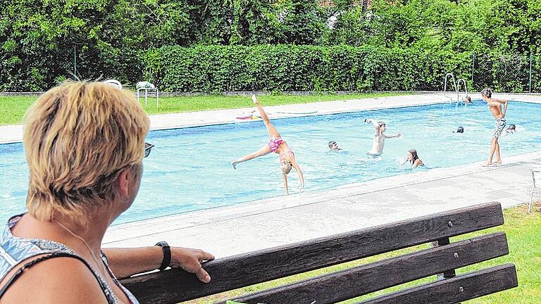 Alles im Blick: Carola Büttner kennt ihre „Pappenheimer” im Waltershäuser Schwimmbad und weiß, auf wen sie mal einen Blick werfen muss. Alles im Blick: Carola Büttner kennt ihre „Pappenheimer” im Waltershäuser Schwimmbad und weiß, auf wen sie mal einen Blick werfen muss.