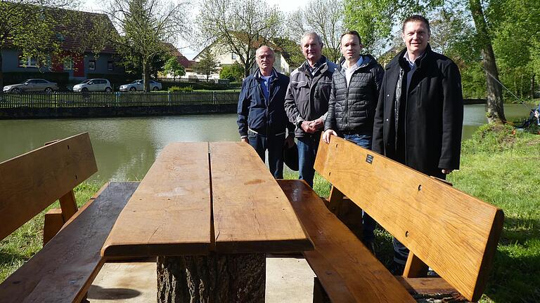 Eine neue Sitzgarnitur, an der über zwölf Personen sitzen können, steht nun am&nbsp;Mühlweiher in Dürrfeld. Darüber freuen sich Gemeinderat Martin Siepak, Bernd Scheiner als Vorsitzender und Thomas Siepak als Kassier der Anglergemeinschaft sowie Jens Machnov als Vorsitzender des CSU-Ortsverbandes Dürrfeld.
