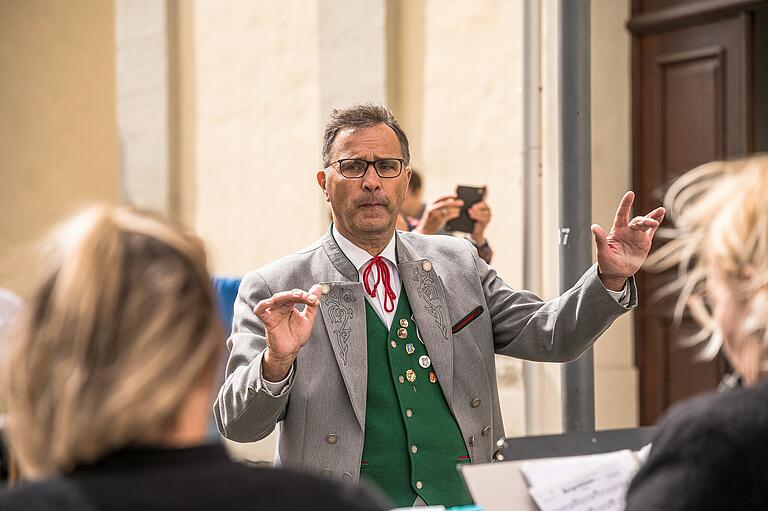 Ein letztes Mal dirigierte Martin Stöckinger die Stadelschwarzacher Blaskapelle. Mit dem Blasmusikklassikers 'Böhmischer Traum' verabschiedete er sich als Dirigent. Als Musiker am Bariton bleibt er der Kapelle erhalten. Ein letztes Mal dirigierte Martin Stöckinger die Stadelschwarzacher Blaskapelle. Mit dem Blasmusikklassikers 'Böhmischer Traum' verabschiedete er sich als Dirigent. Als Musiker am Bariton bleibt er der Kapelle erhalten.