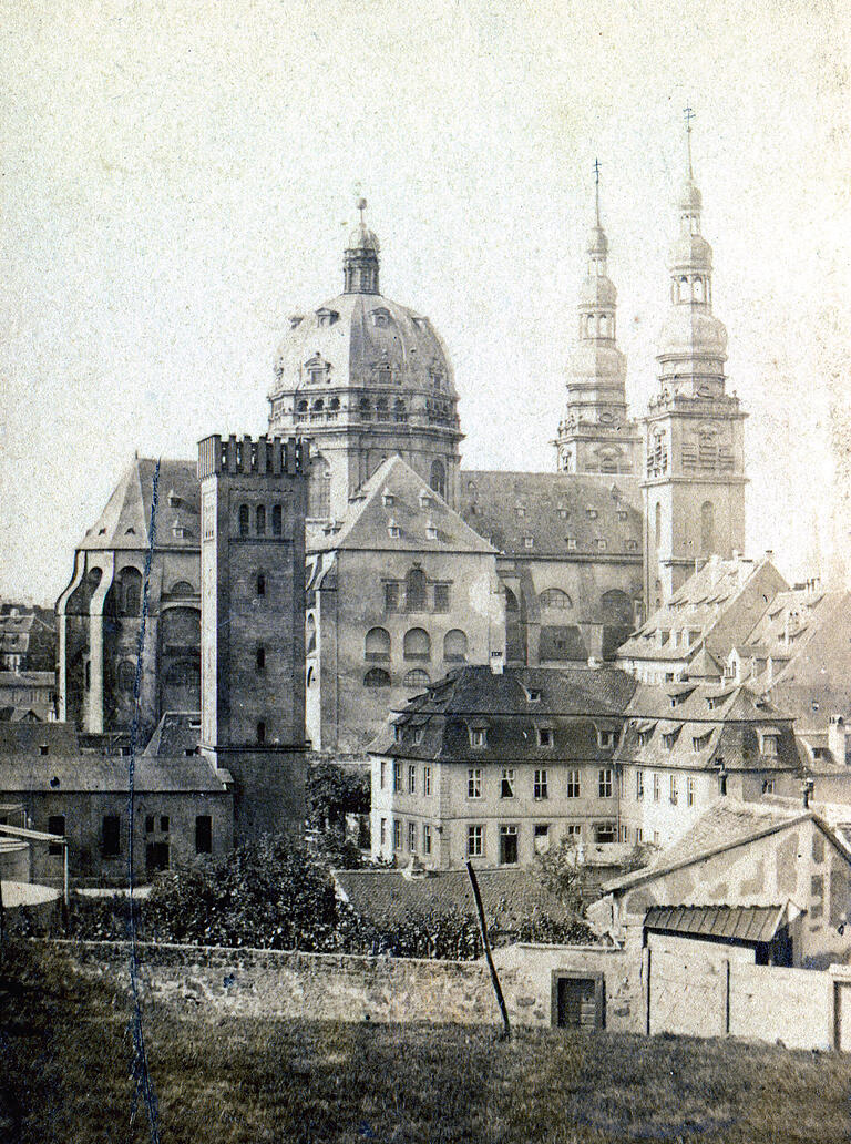 Blick auf die Kirche Stift Haug von der Stadtbefestigung am heutigen Haugerring aus, fotografiert in den 1870er Jahren. Das hohe schlanke Bauwerk links ist ein Wasserturm.