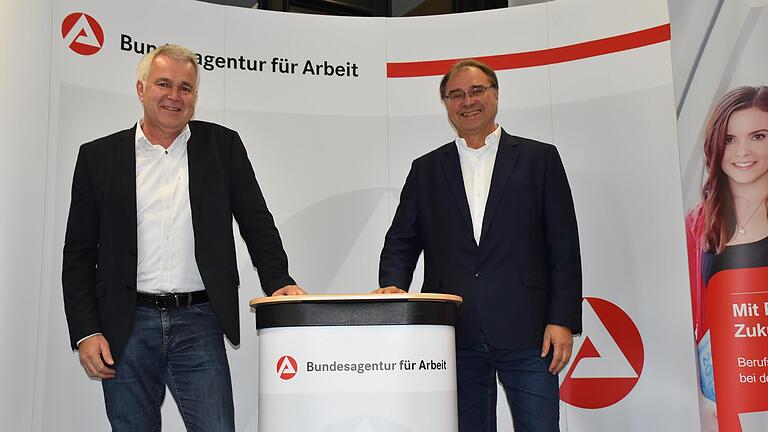 Thomas Stelzer (rechts), Leiter der Arbeitsagentur Schweinfurt, und Thomas Schlereth, Teamleiter für den Bereich Berufsberatung, stellten den Jahresbericht 2022/2023 für den Ausbildungsmarkt in der Region Schweinfurt vor.