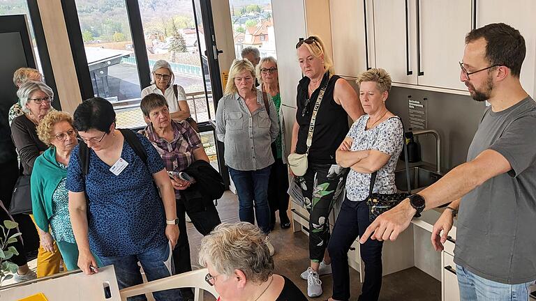 Projektleiter Johannes Seuffert mit VdK-Frauenvertreterinnen in der behindertengerecht gestalteten Küche mit Esstisch. - Projektleiter Johannes Seuffert mit VdK-Frauenvertreterinnen in der behindertengerecht gestalteten Küche mit Esstisch. Projektleiter Johannes Seuffert mit VdK-Frauenvertreterinnen in der behindertengerecht gestalteten Küche mit Esstisch. - Projektleiter Johannes Seuffert mit VdK-Frauenvertreterinnen in der behindertengerecht gestalteten Küche mit Esstisch.
