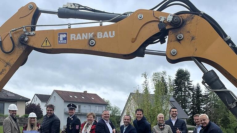 Große Freude beim Spatenstich zum neuen Feuerwehrhaus in Obervolkach (von links): Roland Breunig, Veronika Schmidt (Architektur/ Bauleitung archicult gmbH), Stephan Dinkel (Tragwerksplanung), Tobias Feuerbach (1. Kommandant Feuerwehr Obervolkach), Gerlinde Martin (Ortssprecherin/3. Bürgermeisterin), 1. Bürgermeister Heiko Bäuerlein, Cengiz Zarbo, Felix Engert, Anja Hirt, Simon Rinke (alle Stadträte), Tim Rengier (Bauverwaltung) und Thomas Rank (Baufirma). Große Freude beim Spatenstich zum neuen Feuerwehrhaus in Obervolkach (von links): Roland Breunig, Veronika Schmidt (Architektur/ Bauleitung archicult gmbH), Stephan Dinkel (Tragwerksplanung), Tobias Feuerbach (1. Kommandant Feuerwehr Obervolkach), Gerlinde Martin (Ortssprecherin/3. Bürgermeisterin), 1. Bürgermeister Heiko Bäuerlein, Cengiz Zarbo, Felix Engert, Anja Hirt, Simon Rinke (alle Stadträte), Tim Rengier (Bauverwaltung) und Thomas Rank (Baufirma).