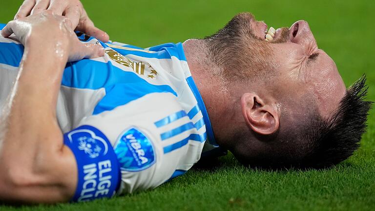 Copa América: Argentinien - Kolumbien - Lionel Messi verletzt sich im Finale. Copa América: Argentinien - Kolumbien - Lionel Messi verletzt sich im Finale.