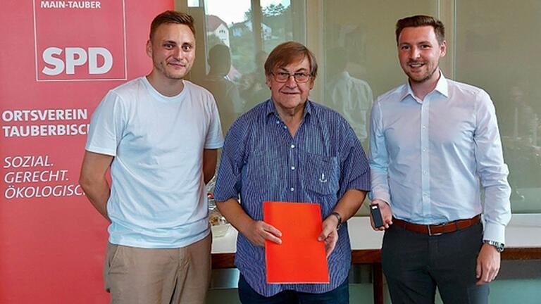 Das Bild zeigt von links: den scheidenden Vorsitzenden Julian Zwerger, den Geehrten Gernot Seitz und den Betreuungsabgeordneten Kevin Leiser (MdB). Das Bild zeigt von links: den scheidenden Vorsitzenden Julian Zwerger, den Geehrten Gernot Seitz und den Betreuungsabgeordneten Kevin Leiser (MdB).