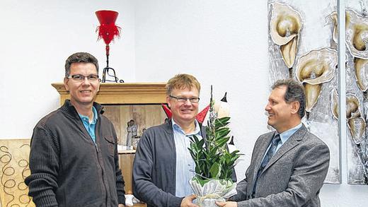&bdquo;Erlesenes aus aller Welt&ldquo;: Originelles, Dekoratives, Witziges und Elegantes &ndash; gleich, ob für die Wohnung oder als Modeschmuck &ndash; bietet der neue Laden in der Gemündener Obertorstraße 37. Bürgermeister Georg Ondrasch beglückwünschte zur Eröffnung Inhaber Wolfgang Hartmann (Mitte) und seinen Partner Hubert Garrecht (links).
