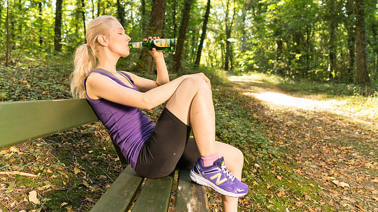 Bier und Sport - Auch zu der Jahreszeit, in der die Temperaturen sinken wollen viele fit bleiben und nicht auf ihr geliebtes und belohnendes Bier nach der Trainingseinheit verzichten. Doch wie passt das eigentlich zusammen, Bier und Sport? Bier und Sport - Auch zu der Jahreszeit, in der die Temperaturen sinken wollen viele fit bleiben und nicht auf ihr geliebtes und belohnendes Bier nach der Trainingseinheit verzichten. Doch wie passt das eigentlich zusammen, Bier und Sport?