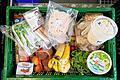 Viele Flüchtlinge nutzen Angebot der Tafeln       -  Die Tafel macht's möglich: Ein Korb mit Lebensmitteln für eine Bedarfsgemeinschaft.