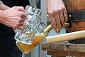 Es ist angezapft! Auf dem Schloss Gut Obbach wurde am Sonntagmittag das erste regional erzeugte Ökobier ausgeschenkt. Es ist aus einer Kooperation des Gutshofs mit der Mälzerei Schubert in Schweinfurt und der Brauerei Martin in Hausen entstanden.