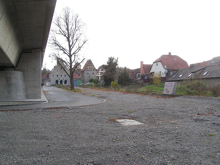 Eine Brachfläche ist während des Neubaus der Neuen Mainbrücke unterhalb der TVO-Halle entstanden. Die Neugestaltung dieses Areals gehört zu den Schwerpunkten der Altstadtsanierung Ochsenfurt im kommenden Jahr. Die Arbeiten sollen noch in diesen Tagen beginnen. Eine Brachfläche ist während des Neubaus der Neuen Mainbrücke unterhalb der TVO-Halle entstanden. Die Neugestaltung dieses Areals gehört zu den Schwerpunkten der Altstadtsanierung Ochsenfurt im kommenden Jahr. Die Arbeiten sollen noch in diesen Tagen beginnen. 
