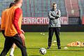 Neu-Coach Danny Schwarz hat bei der ersten Trainingseinheit mit den Würzburger Kickers alles im Blick.&nbsp;