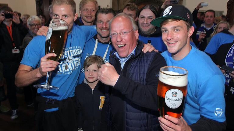 Aufstieg 2015: Tom Schütz (rechts) feiert mit Spielern und Fans von Arminia Bielefeld sowie Oberbürgermeister Pit Clausen (Mitte) die Rückkehr in die 2. Fußball-Bundesliga. Aufstieg 2015: Tom Schütz (rechts) feiert mit Spielern und Fans von Arminia Bielefeld sowie Oberbürgermeister Pit Clausen (Mitte) die Rückkehr in die 2. Fußball-Bundesliga.