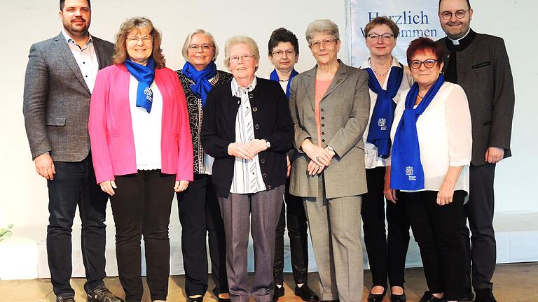 Beim Festabend zum hundertjährigen Bestehen des Zweigvereins Üchtelhausen im Katholischen Deutschen Frauenbund wurde langjährige Mitgliederfrauen ausgezeichnet. Dazu gratulierten auch die Ehrengäste: Bürgermeister Johannes Grebner, Diözesanvorsitzende Anja Bauer, Vorsitzende Birgit Bauer, Brigitte Montag, Monika Raab, Christel Markfelder, Birgitte Behrhof, Irene Kreuzer und geistlicher Beirat Pfarrer Kai Söder.
