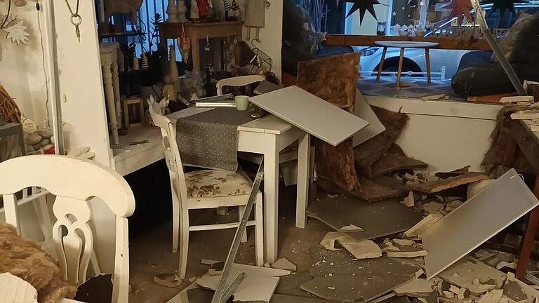 So sah es im Kaffeezauber nach dem Deckeneinsturz aus. - So sah es im Kaffeezauber nach dem Deckeneinsturz aus. So sah es im Kaffeezauber nach dem Deckeneinsturz aus. - So sah es im Kaffeezauber nach dem Deckeneinsturz aus.