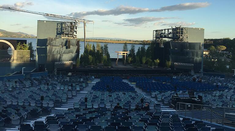 3400 Plätze mit Blick auf den See: das Gran Teatro all’aperto Giacomo Puccini in Torre del Lago. 3400 Plätze mit Blick auf den See: das Gran Teatro all’aperto Giacomo Puccini in Torre del Lago.